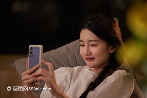 深夜時分 女性獨處時光中的數字慰藉