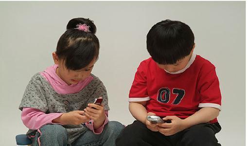 五歲前的屏幕時光 玩手機與否如何塑造孩子的未來